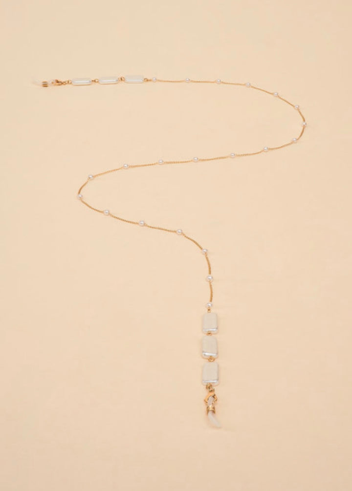 DELICATE PEARL GLASSES CHAIN