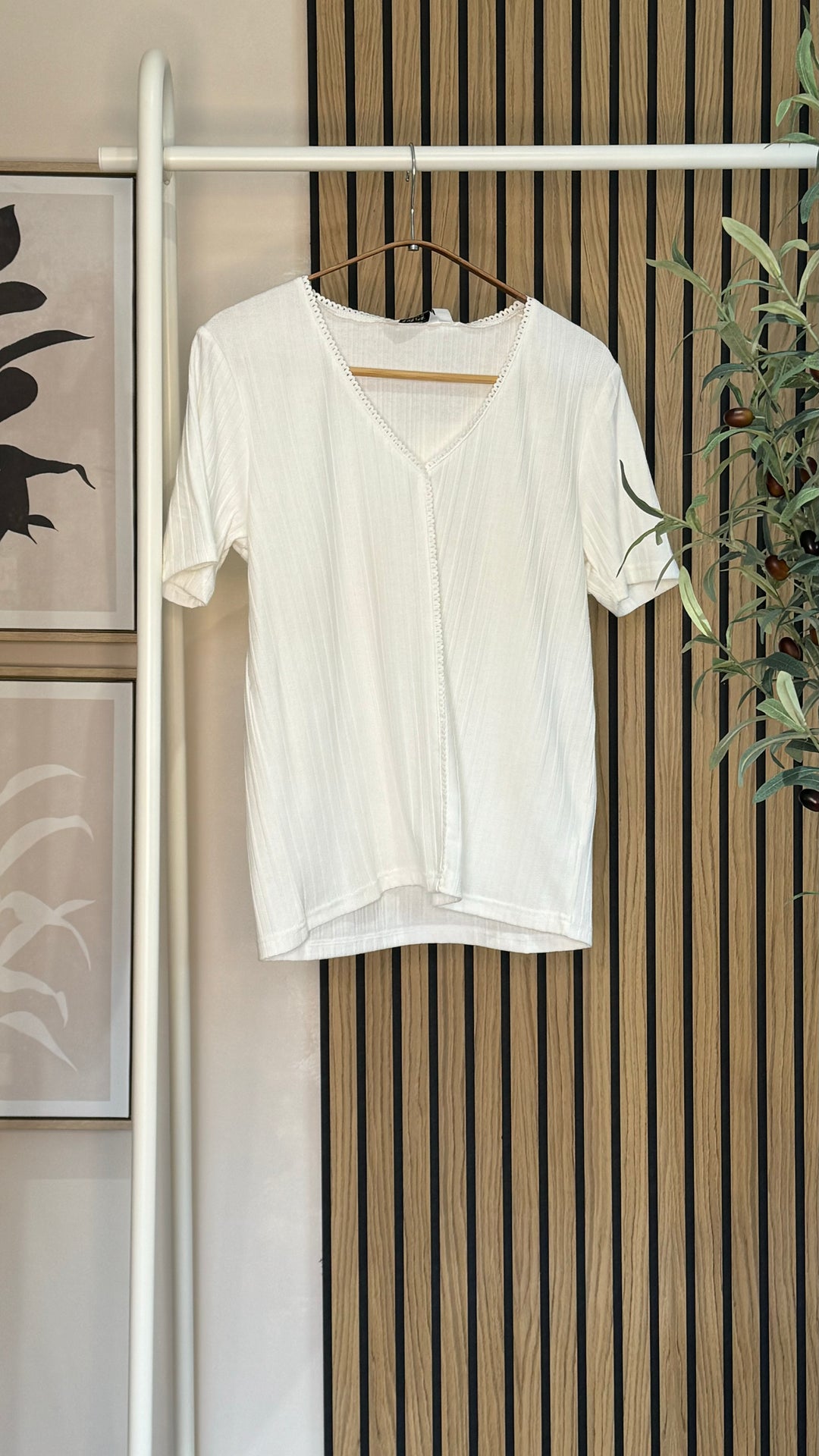 RISIA OFF WHITE V-NECK T-SHIRT