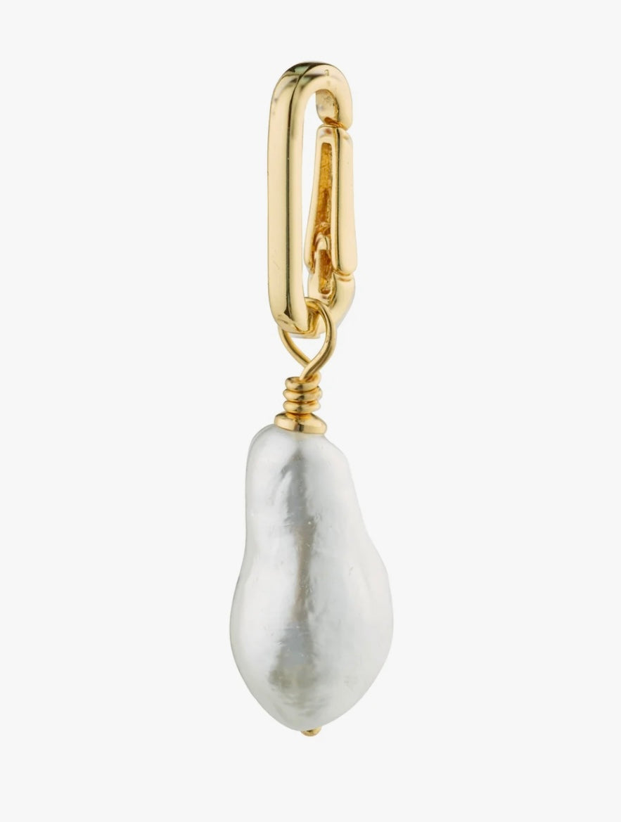 CHARM GOLD PLATED PEARL PENDANT