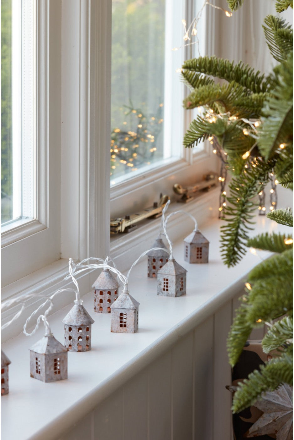 WINTER VILLAGE CHAIN LIGHTS