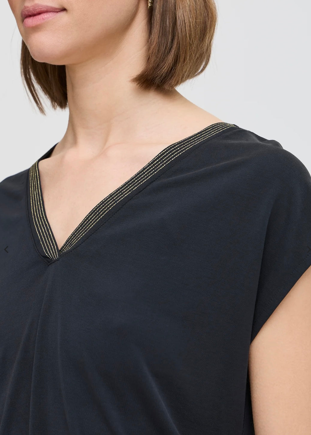 PERL DECO NECK TEE