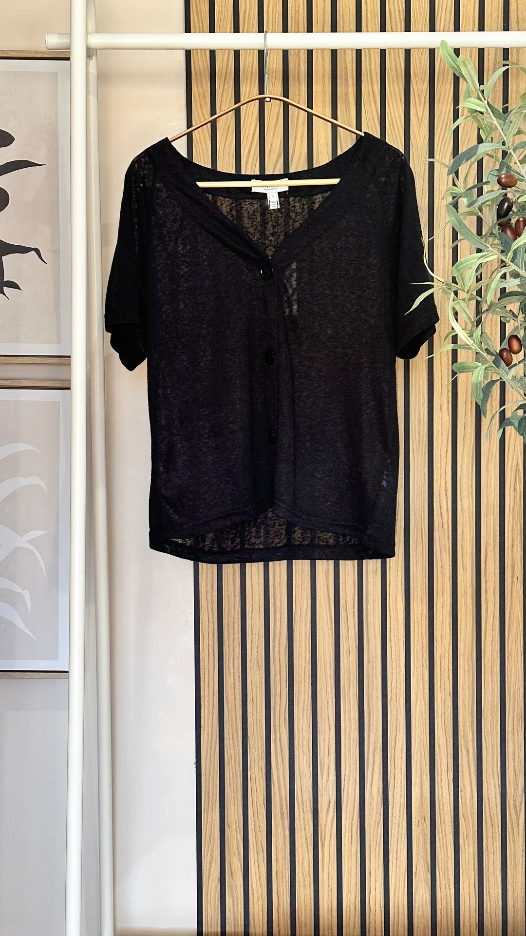 BLACK SAKIA V T-SHIRT