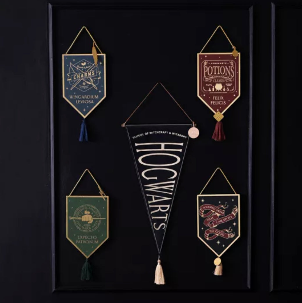 WARNER BROS ALUMNI FELIX FELICIS PENDENT