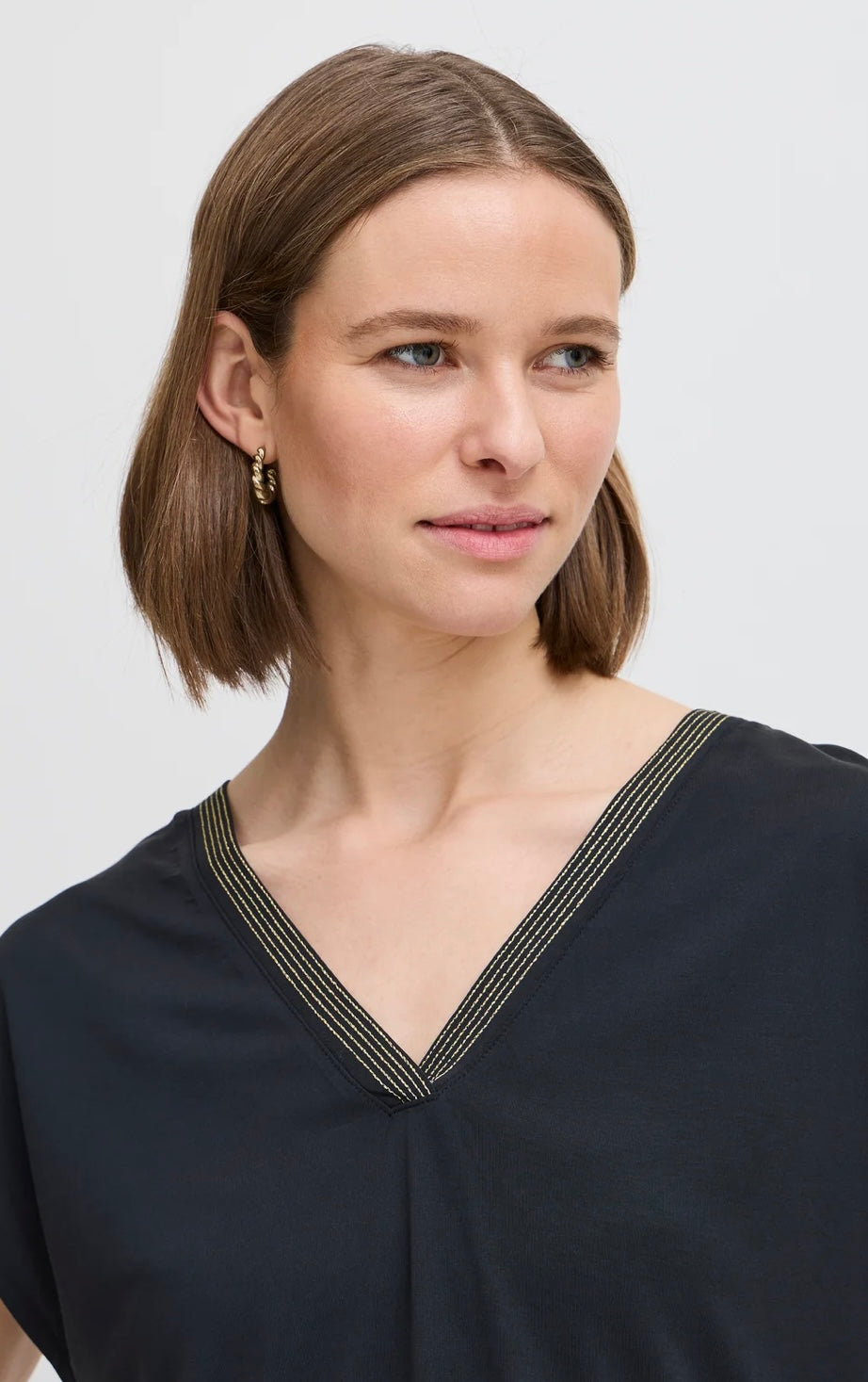 PERL DECO NECK TEE