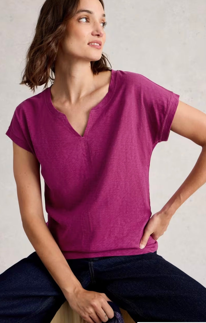 NELLY NOTCH NECK TEE DARK PLUM