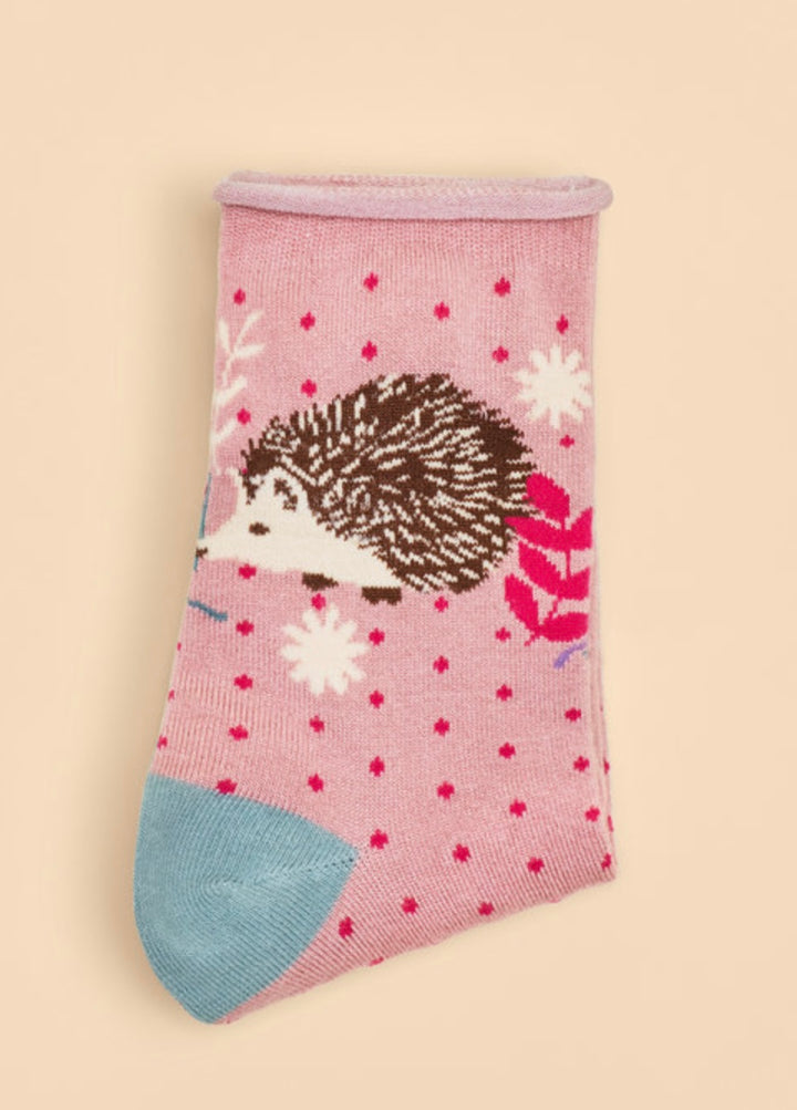 HEDGEHOG HUNTING IN LEAVES ANKLE SOCKS PETAL