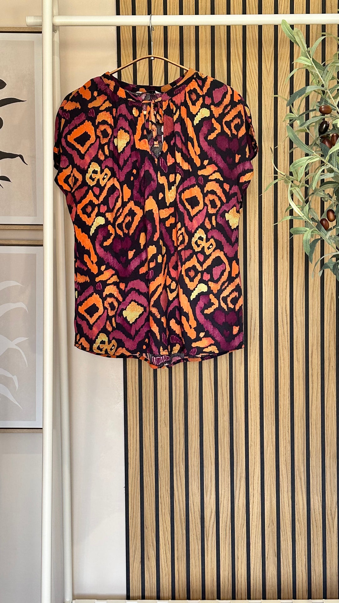 MMJOELLA VNECK BLOUSE BLACK IKAT