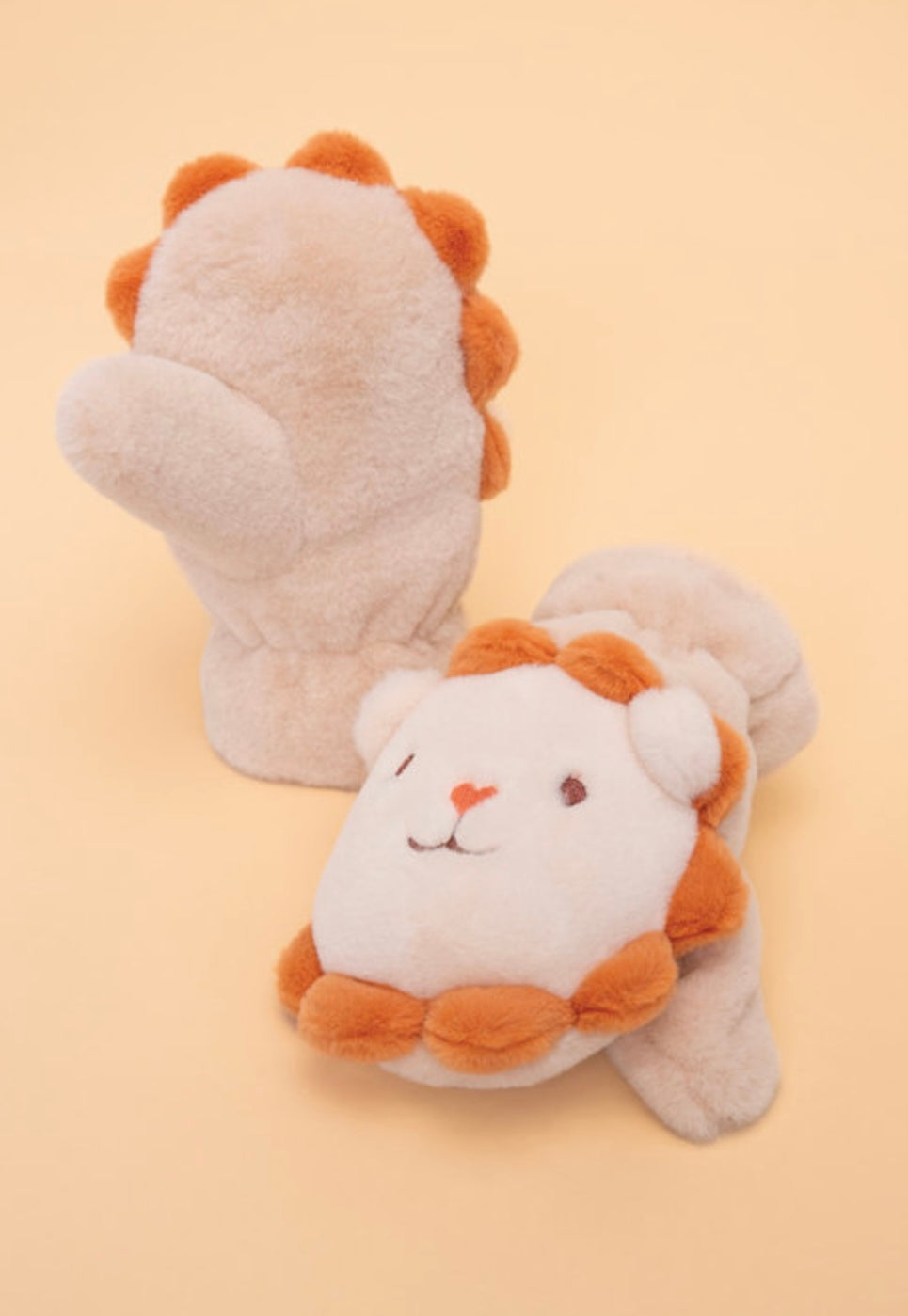 CREAM CUTE LION FLUFFY MITTENS