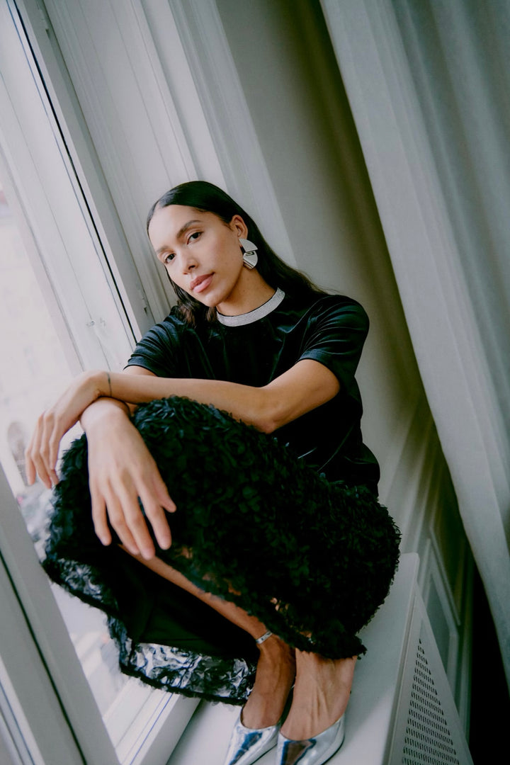 TRUE BLACK PERLINA SHORT BLOUSE