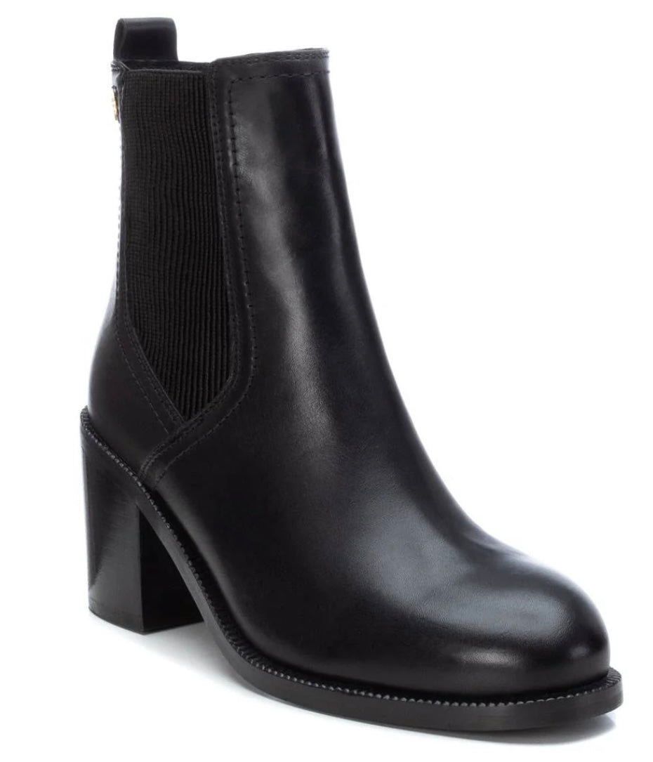 161019 BLACK LEATHER LADIES ANKLE BOOTS