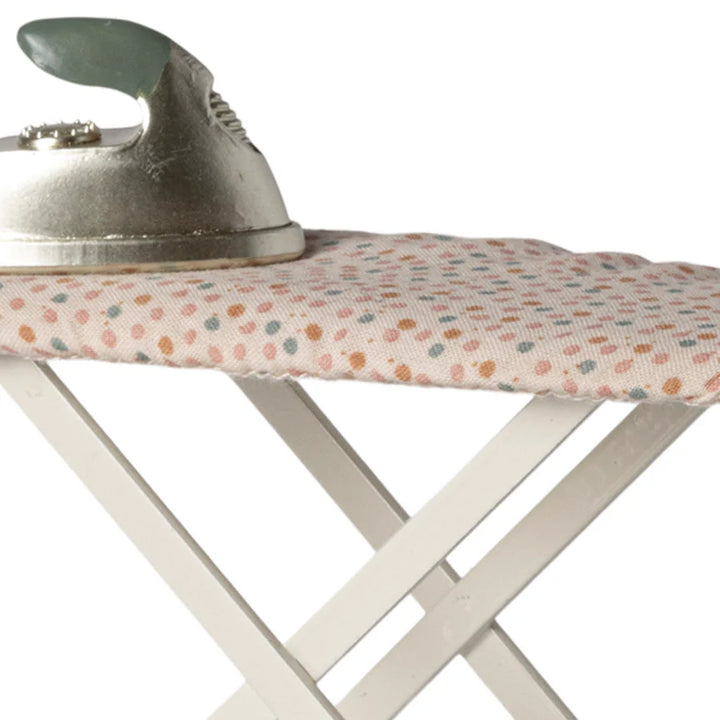 IRON & IRONING BOARD MOUSE
