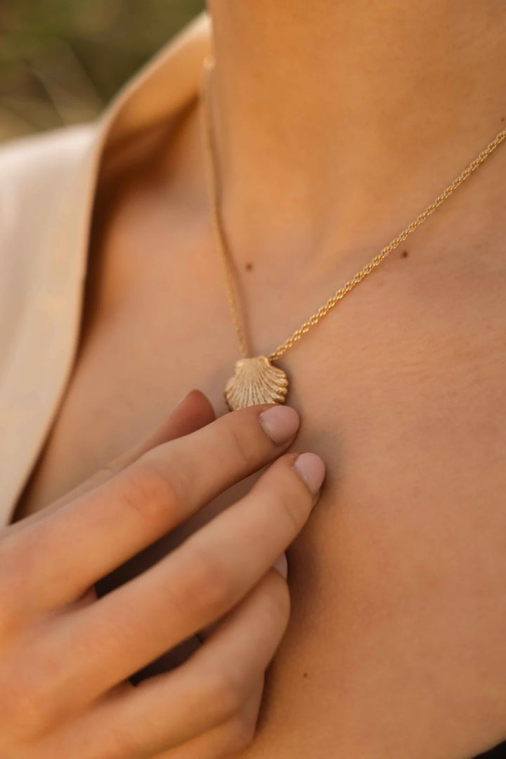 GOLD SHELL NECKLACE