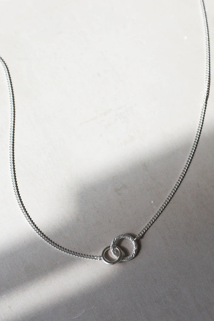 POSE SILVER NECKLACE