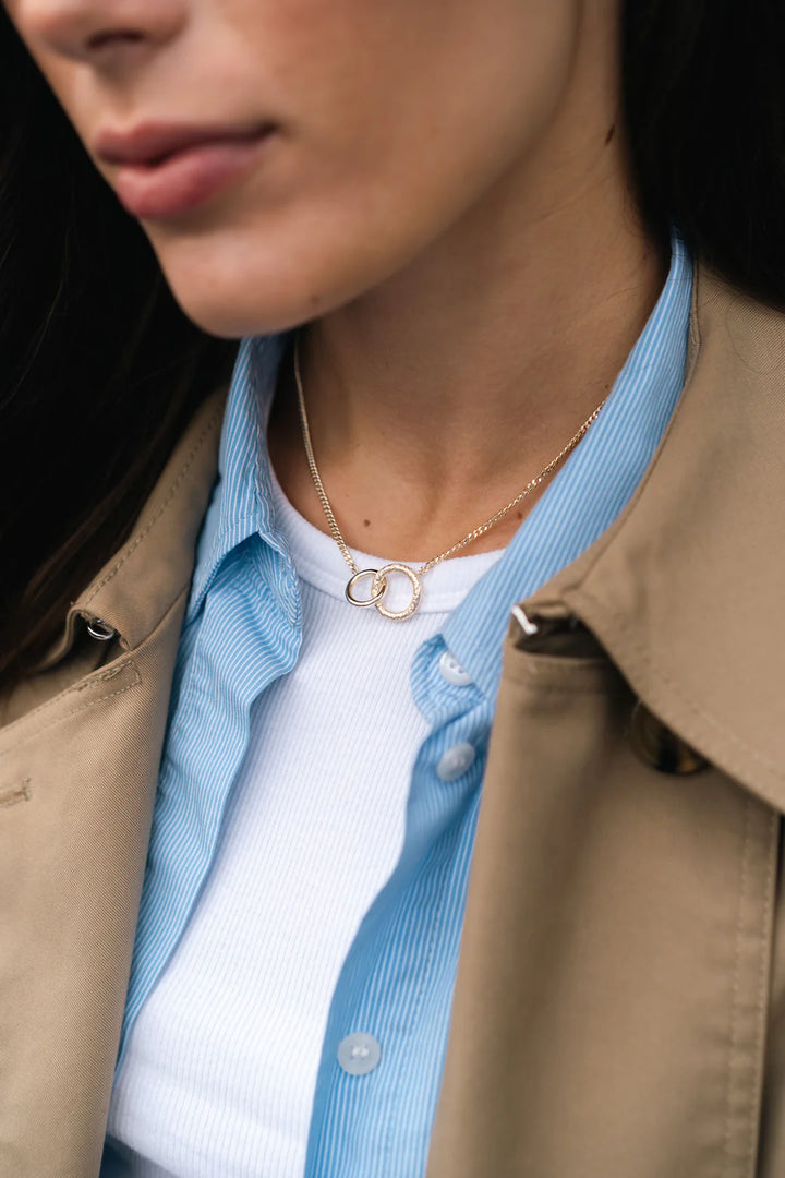 POSE GOLD NECKLACE