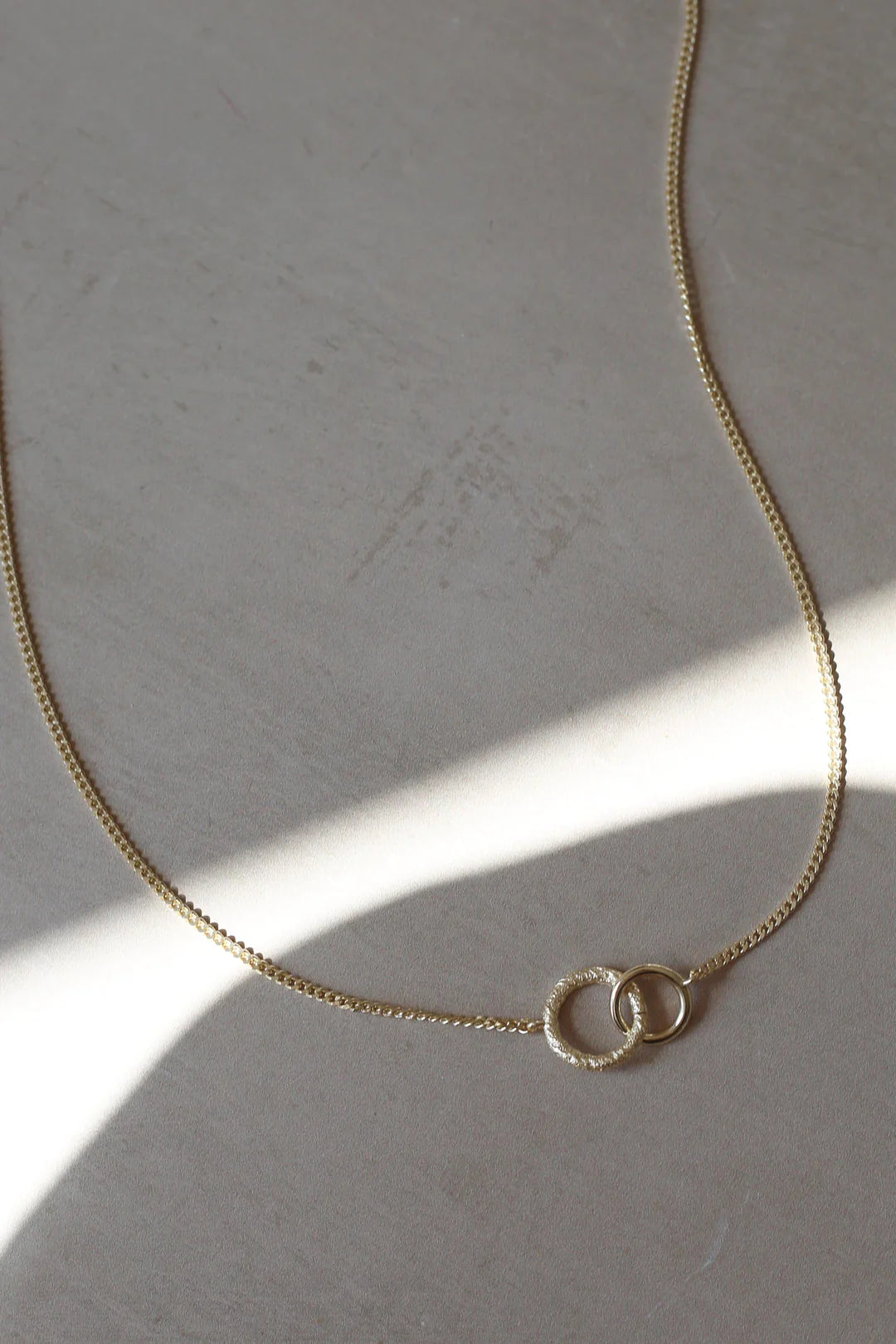 POSE GOLD NECKLACE