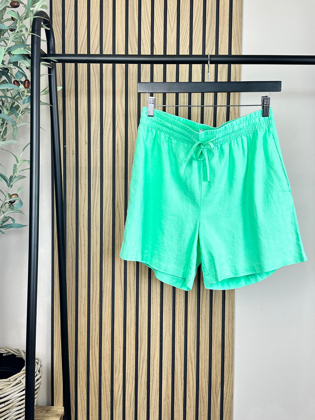 SPRING BUD GREEN FALAKKA SHORTS