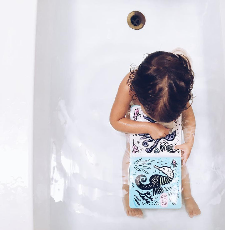 COLOUR ME: WHO'S IN THE WATER? BATH BOOK