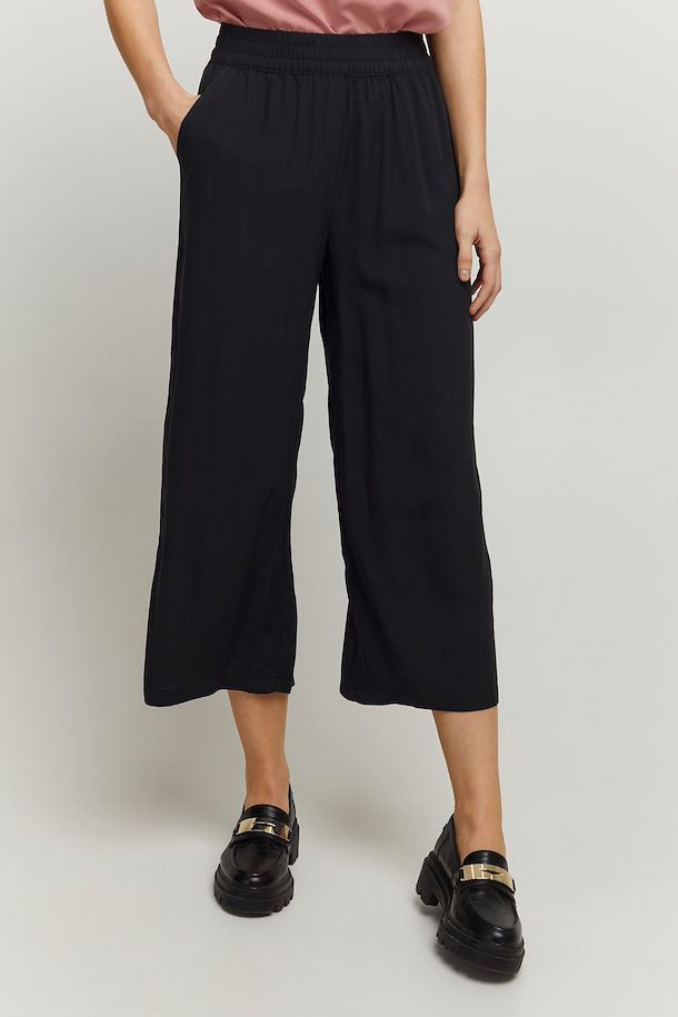 JOELLA BLACK CROP PANTS