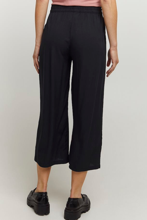 JOELLA BLACK CROP PANTS